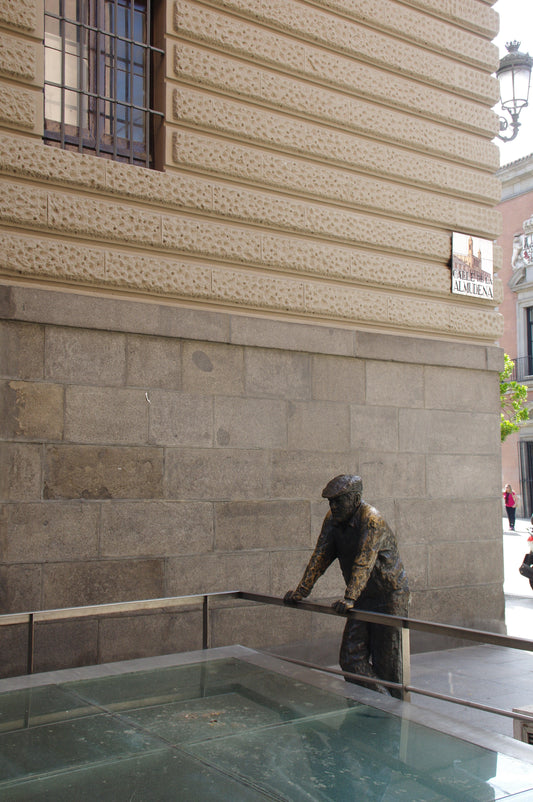 The Curious Neighbor Sculpture in Madrid