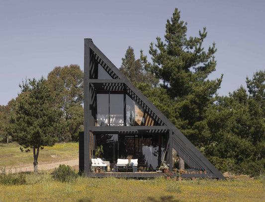 Wedge-Shaped House: Modern Architecture & Stunning Ocean Views