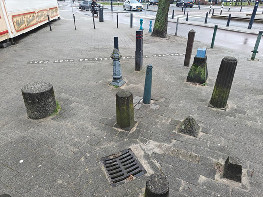 📢 Street Posts Museum in Rotterdam – Quirky Outdoor Collection Celebrating Urban Life & Humor