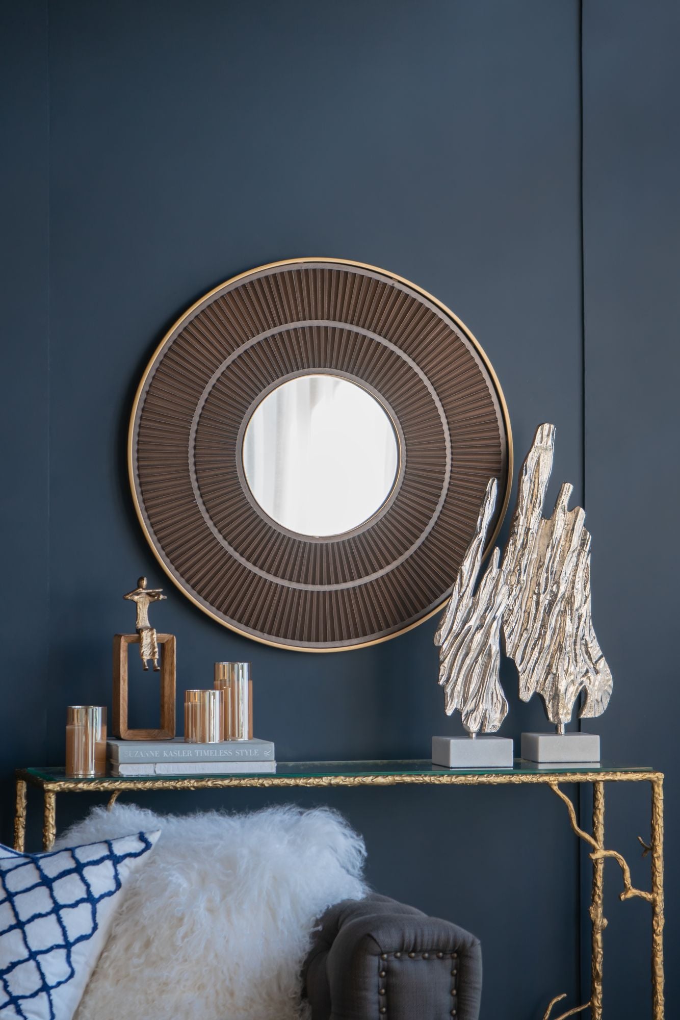 Round mirror in bathroom decor