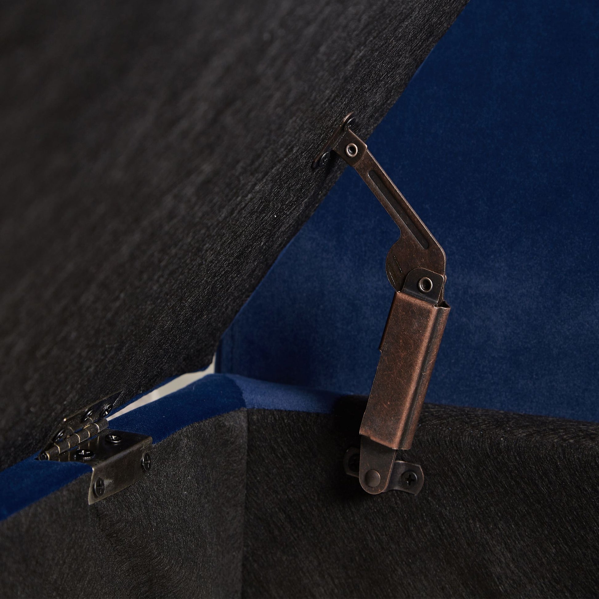 Velvet storage bench with curved arms and tufted surface - close up
