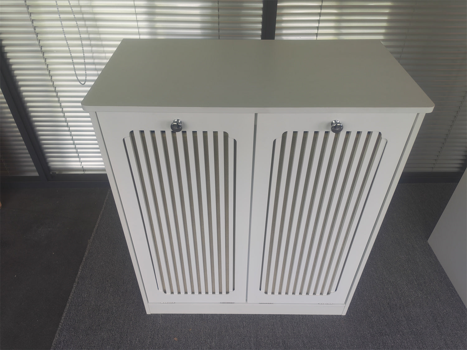 Flip-top louvered laundry basket cabinet, household double-section fabric laundry storage cabinet, balcony and bathroom floor-standing storage cabinet, white. image 4