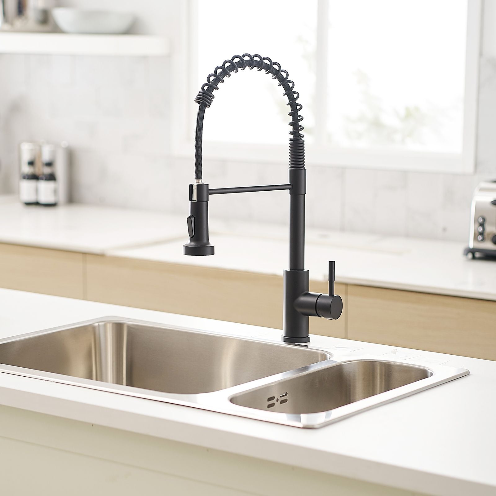 Commercial Black Kitchen Faucet with Pull Out Sprayer, Single Handle Single Lever Kitchen Sink Faucet image 3