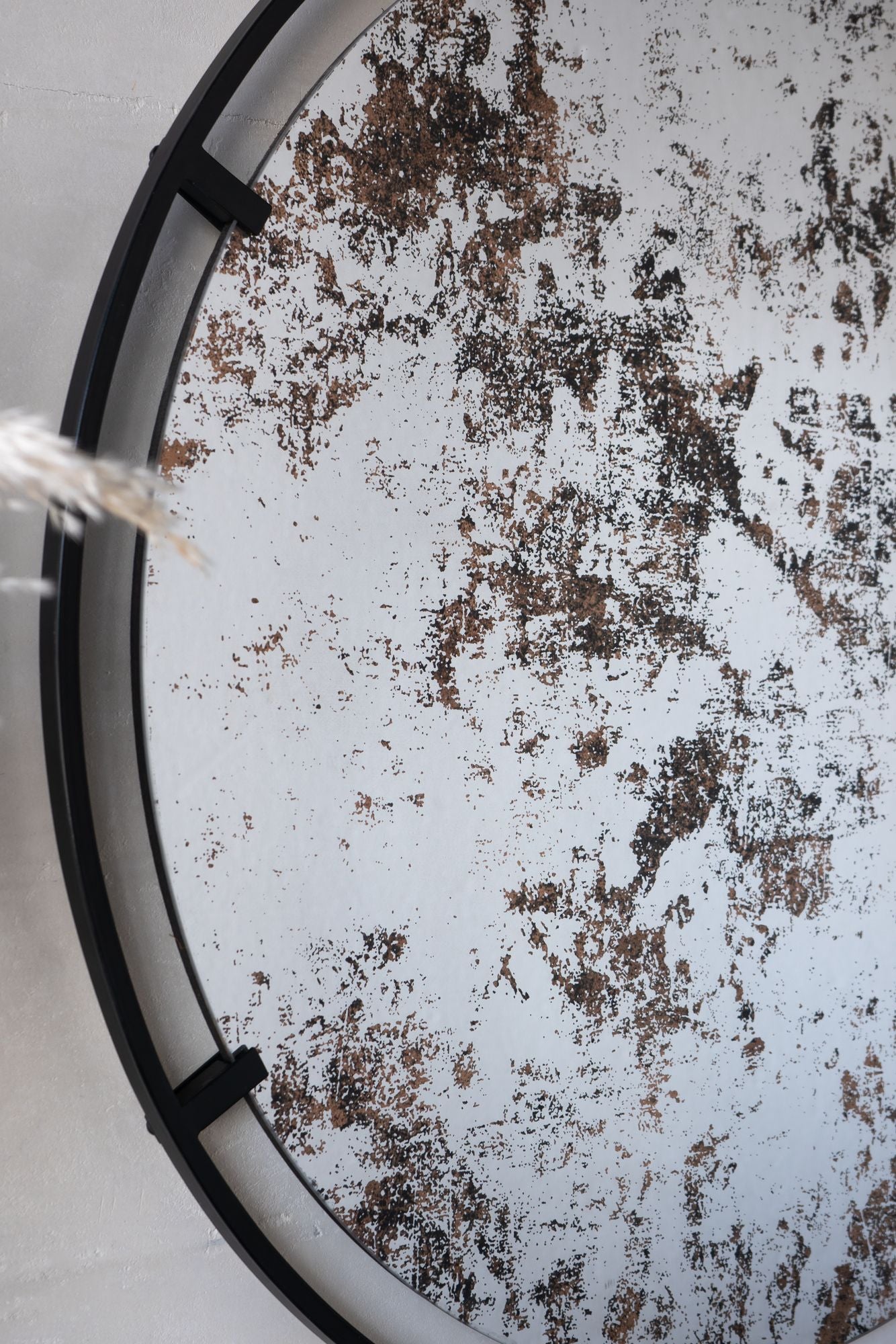 Theodor mirror with complementary decor items
