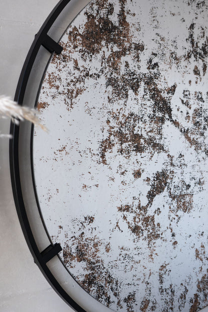 Theodor mirror with complementary decor items