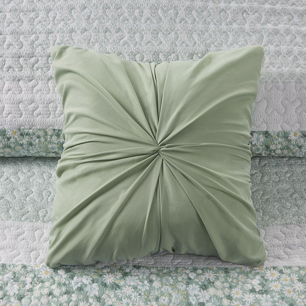 Full/Queen 4 Piece Seersucker Quilt Set with Throw Pillow image 10