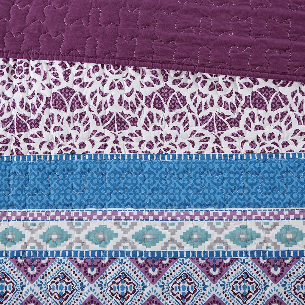 Full/Queen Reversible Quilt Set with Throw Pillows image 9