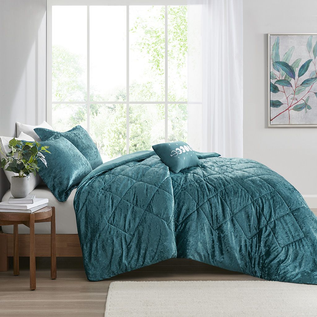 Full/Queen Velvet Comforter Set with Throw Pillow image 7