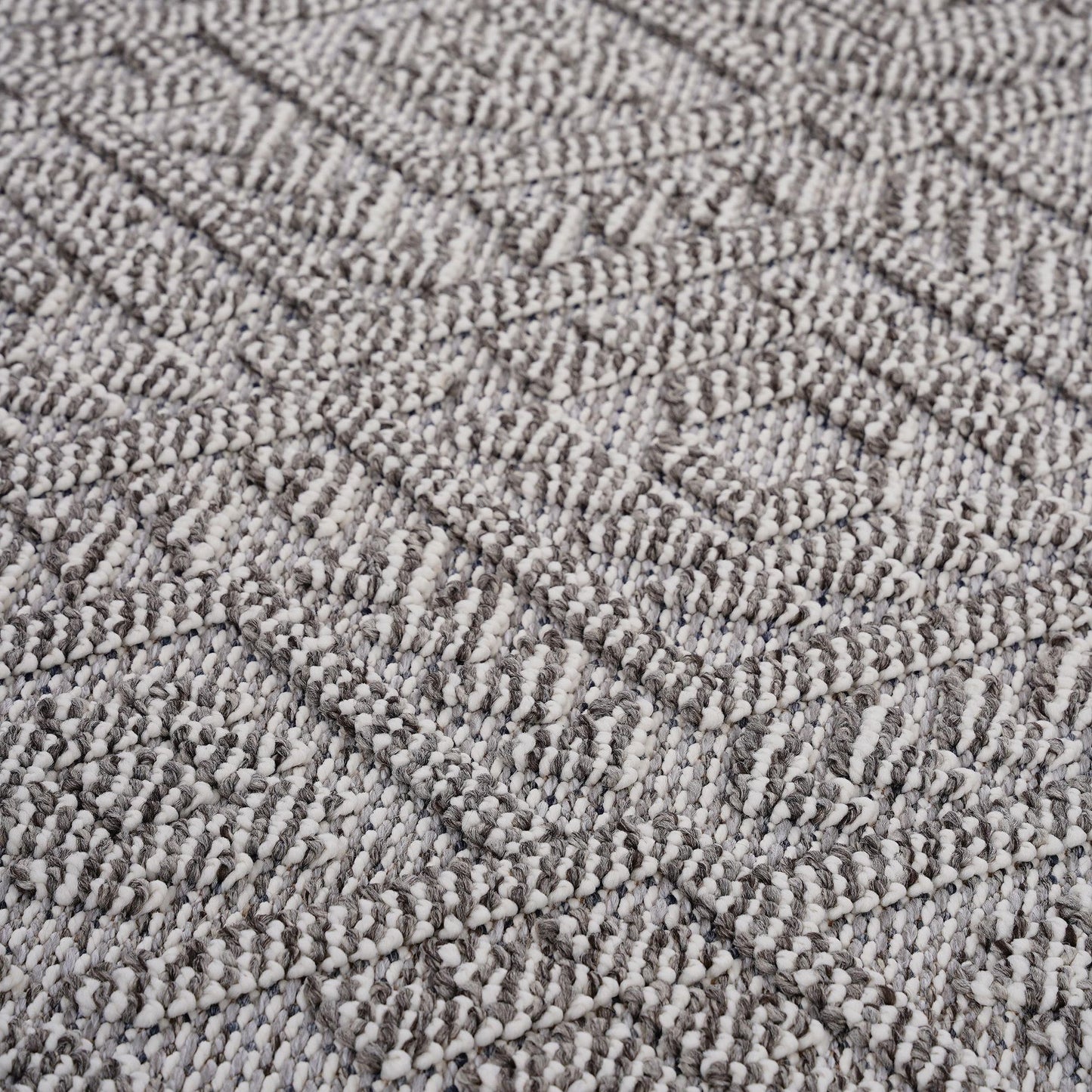 Guros Collection 8X10 White / White / Traditional Indoor / Outdoor Area Rug image 3