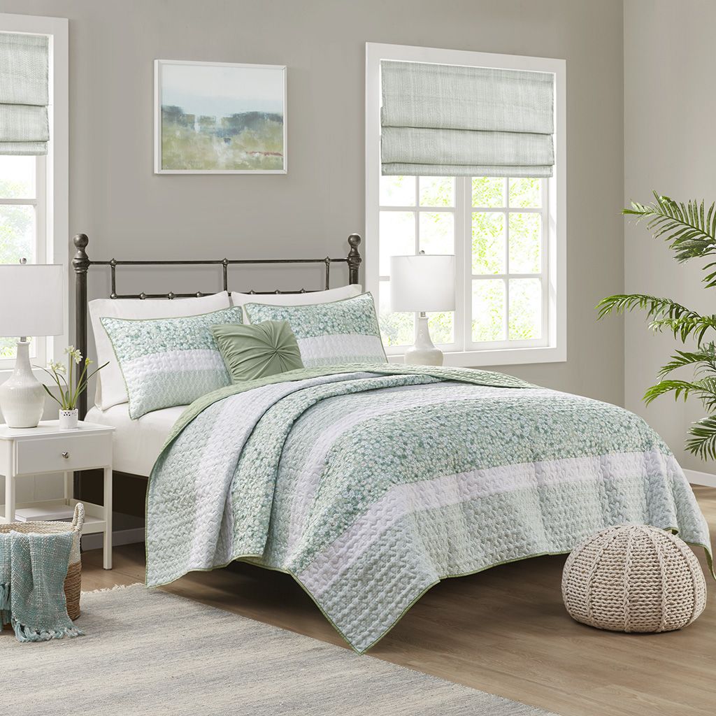 King/Cal King 4 Piece Seersucker Quilt Set with Throw Pillow image 1