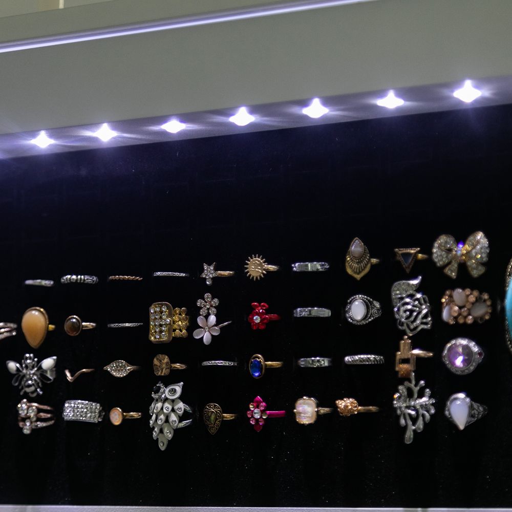 Jewelry cabinet with mirror and LED lights - packaging