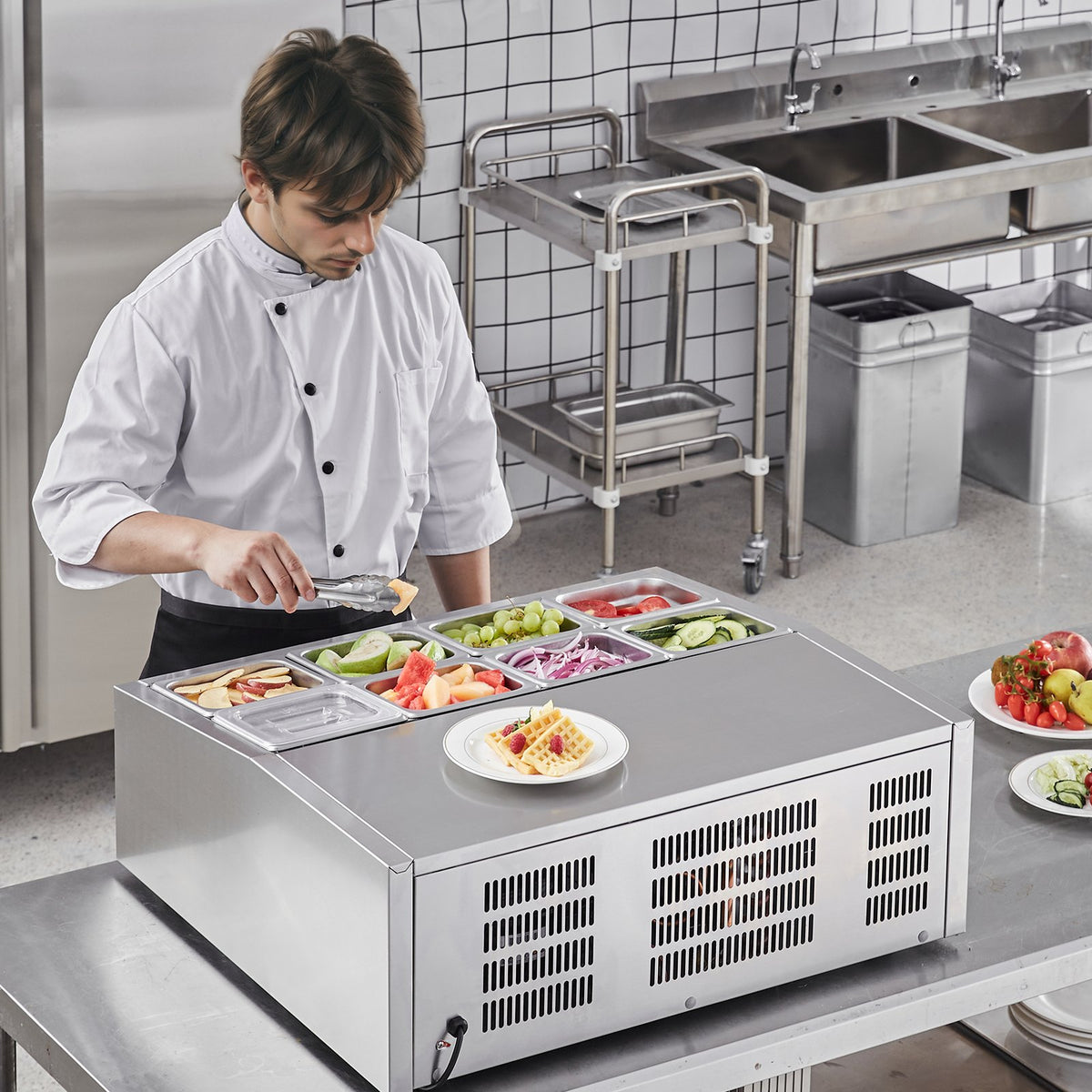 VEVOR Refrigerated Condiment Prep Station, 140 W Countertop Refrigerated Condiment Station, with 8 1/6 Pans, 304 Stainless Body and PC Lid, Sandwich Prep Table with Stainless Steel Guard, ETL - BXGZLZDWT275H30FEV1 - view 9