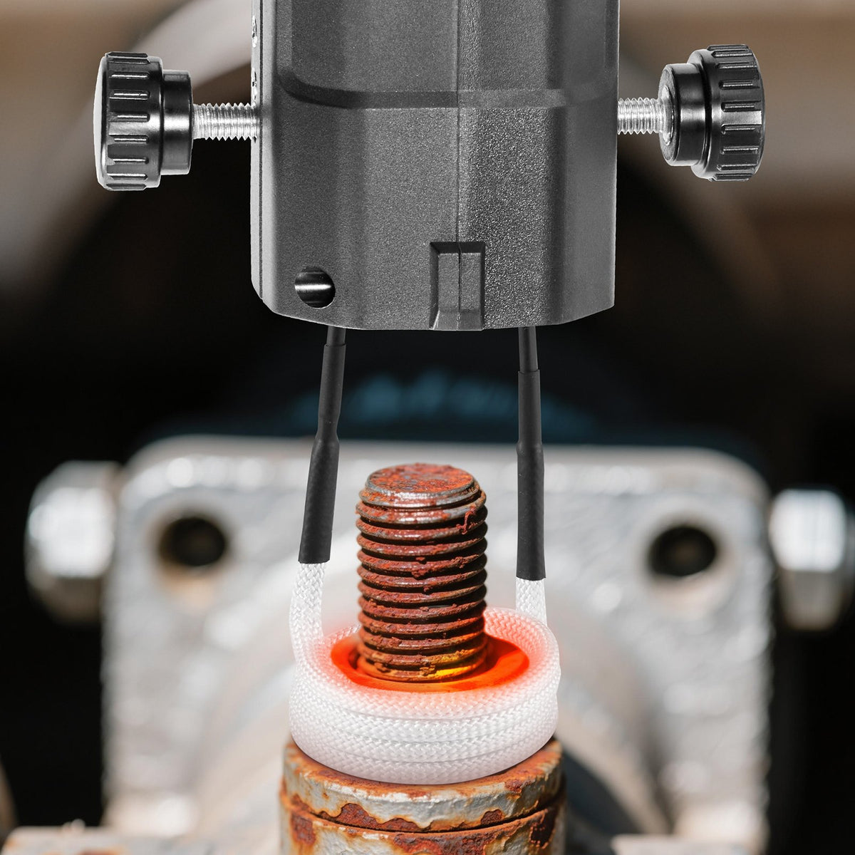 VEVOR Induction Heater Bolt Removal, 1800W 110V Magnetic Induction Heater Kit, Handheld Nut Buster Tool for Rusty Screw Removing, Car Garage Repairing Tools with 4 Coils and Box - CGYJRQZJTJSCHCAQC001V1 - view 9