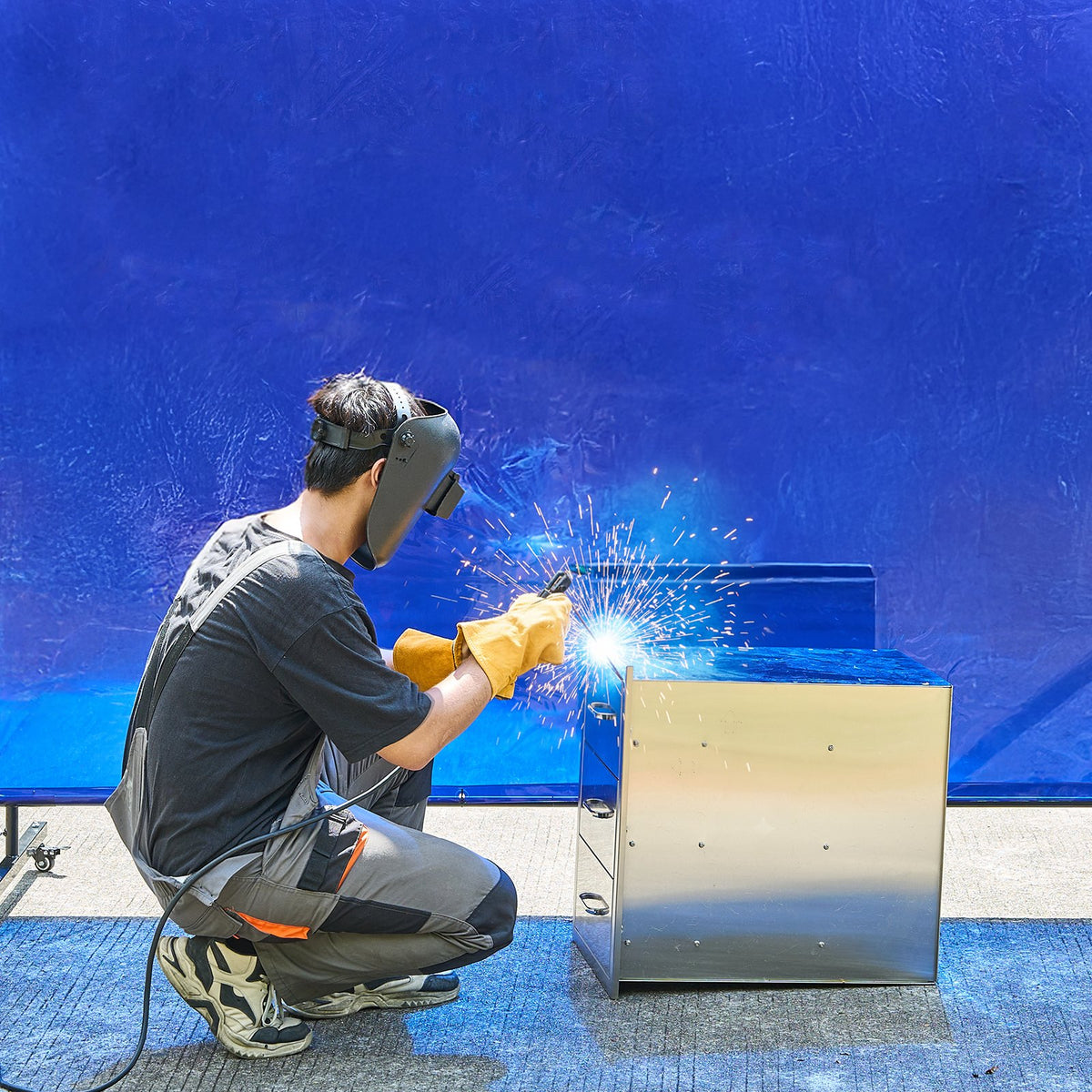 VEVOR Welding Screen with Frame, 6 x 8 FT Welding Curtain Screen, Flame-Resistant Vinyl Safety Protection Screens with Lockable Swivel Wheels & 6-Level UV Protection for Workshop/Industrial Use, Blue - DMPF1JZ68FTYFQJGS001V0 - view 9
