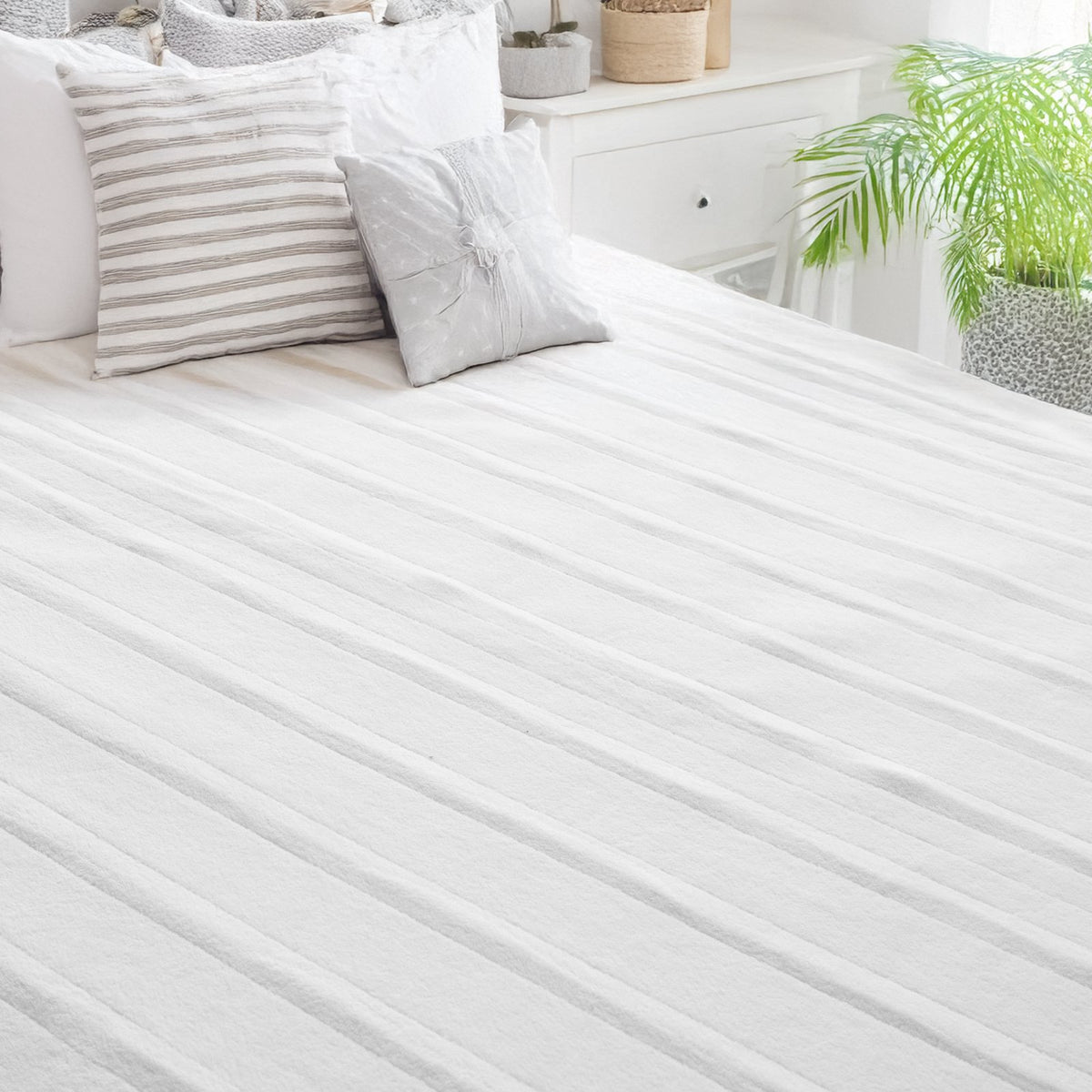 VEVOR Heated Mattress Pad, 78 x 80 in, King Electric Bed Warmer with 1-5 Heat Settings Control, 10-Hour Auto Shut Off, Machine-Wash Breathable Coral Fleece Heating Electric Mattress Sheets, White - DRTDT7880INCGMT16V1 - view 9