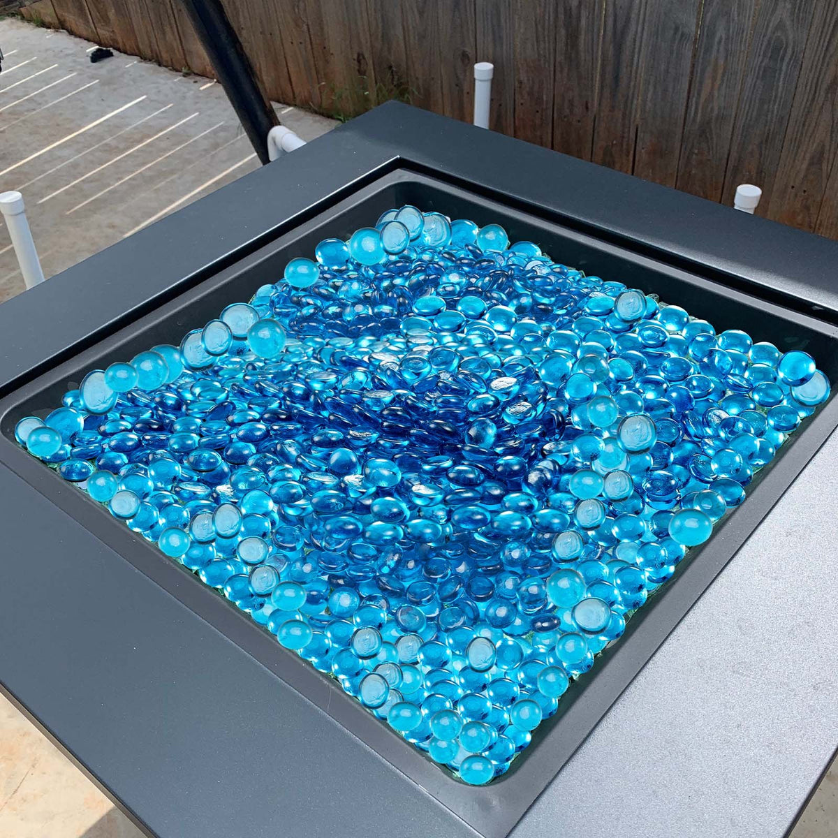 VEVOR Fire Glass, 10 lbs / 4.5 kg High-Temperature Resistant Fireplace Rocks, 3/4-Inch / 19.05 mm Reflective Firepit Glass Beads, High Luster Stone Landscaping for Fire Pit Table, Caribbean Blue - FHBLBYBLZ34IB63XE001V0 - view 9